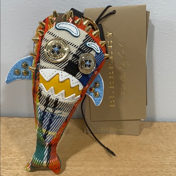 📍SOLD📍Burberry shark keychain NWT - Picture 1 of 2